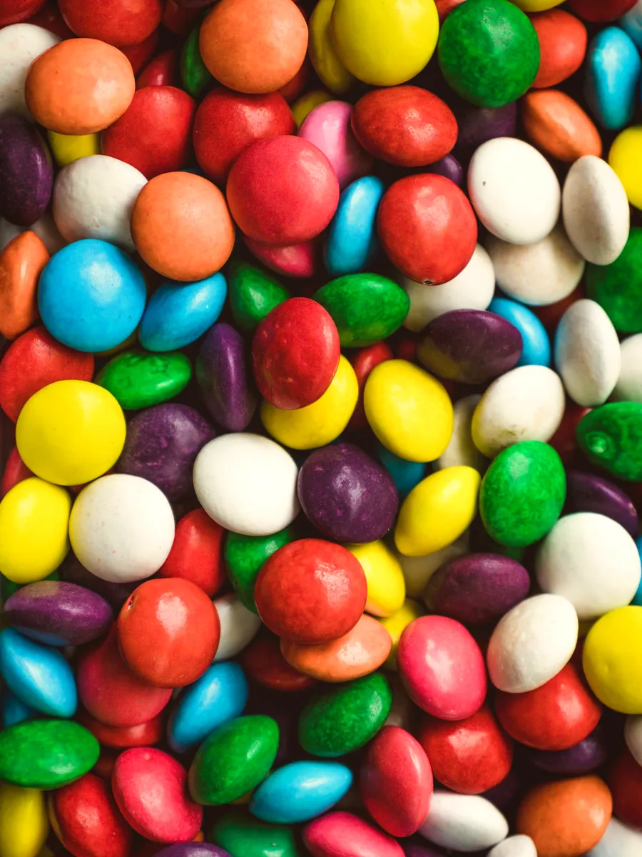 Confetes de chocolate coloridos